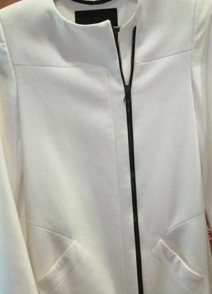 Стильный модный  пиджак прямого кроя от бренда zara в  белом цвете. размер 42-44 . на подкладке пишите  скину рулеткою розмер.