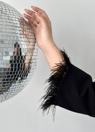Женское платье с перьями