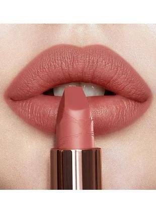 Матова помада charlotte tilbury matte revolution mrs kisses