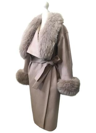Бежевое элегантное пальто без подкладки с запахом и отделкой из натурального меха 46 ro-27011