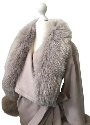 Бежевое элегантное пальто без подкладки с запахом и отделкой из натурального меха 46 ro-270115 фото