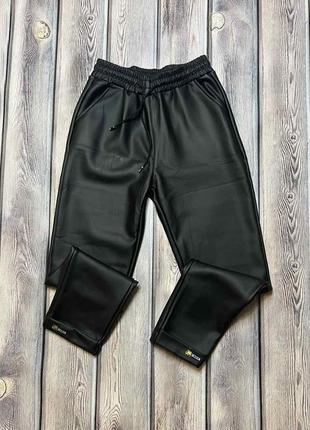 Стильные утепленные штанишки из эко кожи, на флисе