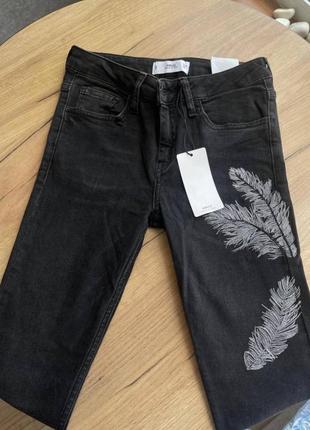Новые джинсы с нашивками mango2 фото