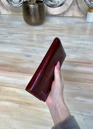 Шкіряний жіночий купюрник прямокутний лаковий гаманець бордовий4 фото