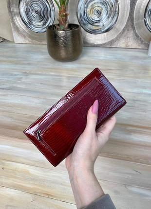 Шкіряний жіночий купюрник прямокутний лаковий гаманець бордовий2 фото