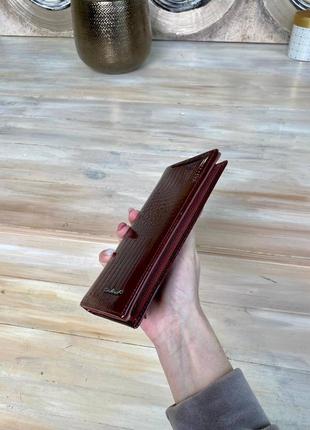 Шкіряний жіночий купюрник прямокутний лаковий гаманець бордовий5 фото