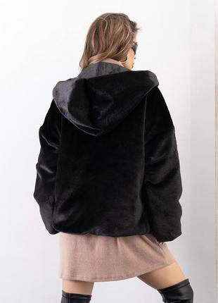 Черная куртка из искусственного меха с капюшоном3 фото