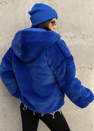 Синяя куртка из искусственного меха с капюшоном3 фото