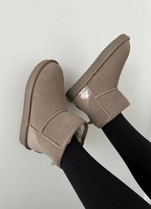 Жіночі уггі ugg mini sand lacquer6 фото