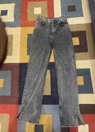Серые джинсы с разрезами снизу1 фото