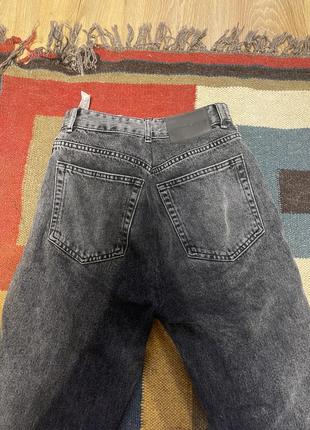 Серые джинсы с разрезами снизу5 фото