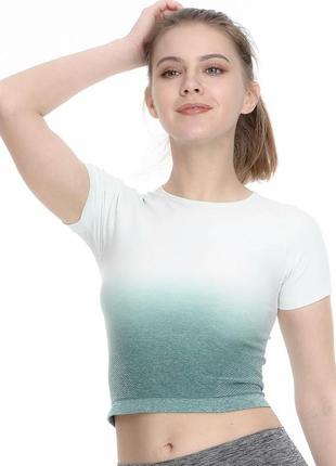 Спортивная женская футболка, короткая в градиент3 фото