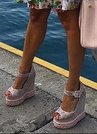 Босоножки на танкетки