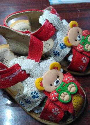 Легкие пищящие босоножки