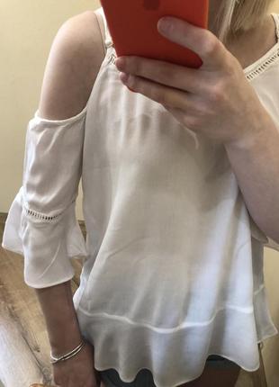 Ніжна річна біла блуза bershka з відкритими плічками і рукавами-воланами3 фото