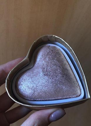 Хайлайтер для лица. i heart revolution blushing hearts highlighter3 фото