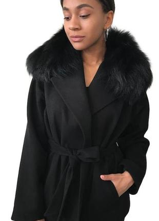 Чорне укорочене пальто з коміром із натурального хутра лисиці 46 ro-27008