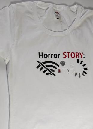 Белая футболка с принтом: horror story. размером xs, в наличии также есть базовые белые футболки