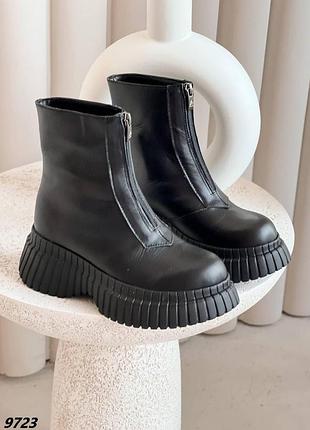 Жіночі зимові чорні черевики з натуральної шкіри і хутром