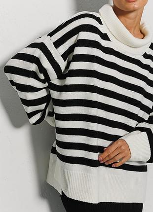 В`язаний жіночий светр oversize молочний в чорну смужку