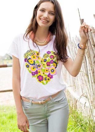 Женская футболка белая de facto / де факто с сердечком из цветочков1 фото
