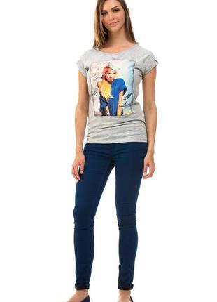 Сіра жіноча футболка de facto / де факто з картинкою - дівчинкою3 фото