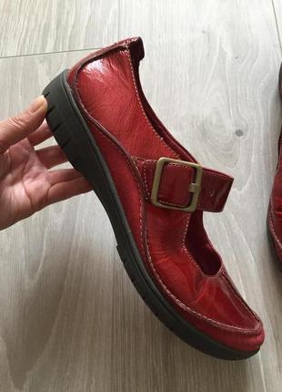 Шкіряні туфлі мокасини clarks