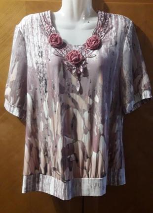 Нарядна блузка прикрашена квітами паєтками стразами р. 521 фото