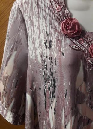 Нарядна блузка прикрашена квітами паєтками стразами р. 525 фото