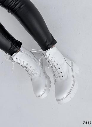 Білі натуральні шкіряні зимові черевики на шнурках шнурівці товстій підошві шкіра зима2 фото