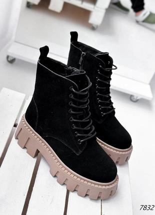 Черные натуральные замшевые зимние ботинки на шнурках шнуровке толстой бежевой ребристой подошве зима замш