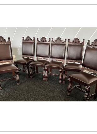 Старовинні різьблені крісла ренесанс