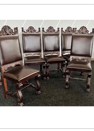 Старовинні різьблені крісла ренесанс