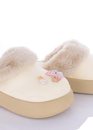 Тапочки жіночі теплі закриті на платформі крокси бежеві