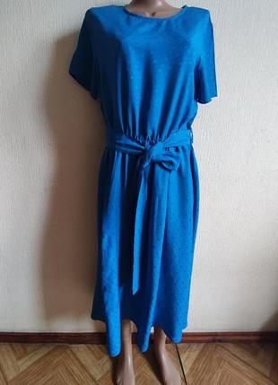 Сукня кольору єлектрик