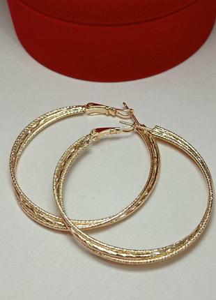 Шикарные тройные серьги кольца с узором.диаметр 4,5 см.позолота.1 фото