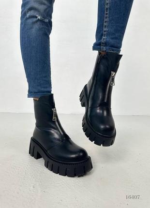 Жіночі зимові черевики на високій підошві
