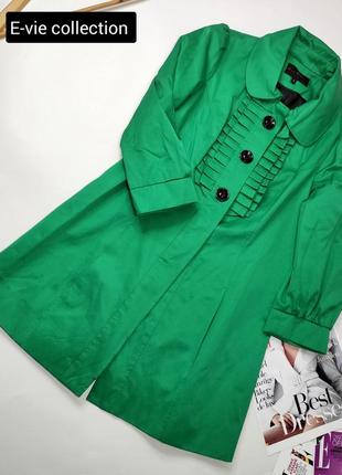 Пальто женское зеленого цвета из жабо от бренда evie 81 фото