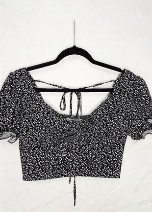 Чорный топ с цветочным принтом на завзке