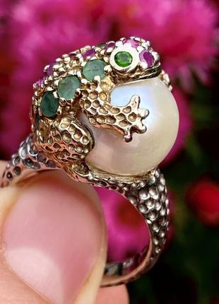 Серебряная скульптурная кольца,кольцо лягушка с жемчужиной 925 пробы с рубинами и изумрудами.р.17,53 фото