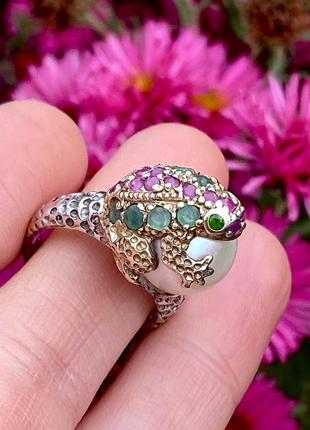 Серебряная скульптурная кольца,кольцо лягушка с жемчужиной 925 пробы с рубинами и изумрудами.р.17,57 фото