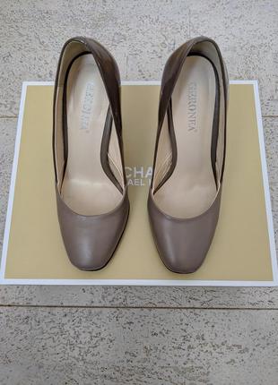 Шикарные базовые бежевые нюдовые туфли с золотым каблуком натуральная кожа от geronea3 фото
