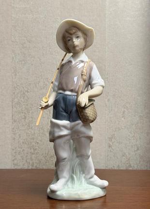 Фарфоровая статуэтка lladro «на рыбалку».
