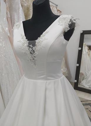 Новое свадебное платье. атласное свадебное платье