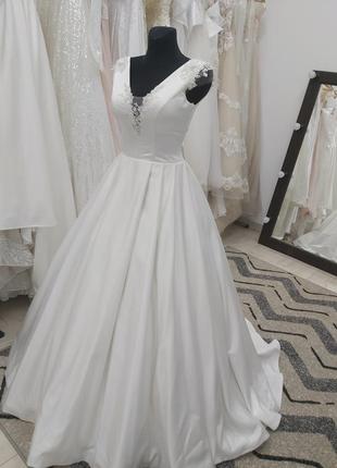 Новое свадебное платье. атласное свадебное платье
