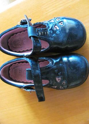 Дитячі лакові туфлі для дівчинки чорні clarks
