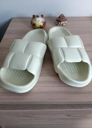 Легкие шлепанцы