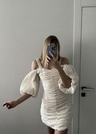 Жатое кремовое платье с открытыми плечами драпировкой и пышными рукавами-фонариками1 фото
