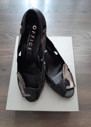 Туфлі шкіряні з відкритим носком