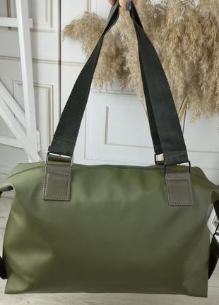 Комфортна та компактна жіноча сумка для тренувань або подорожі5 фото